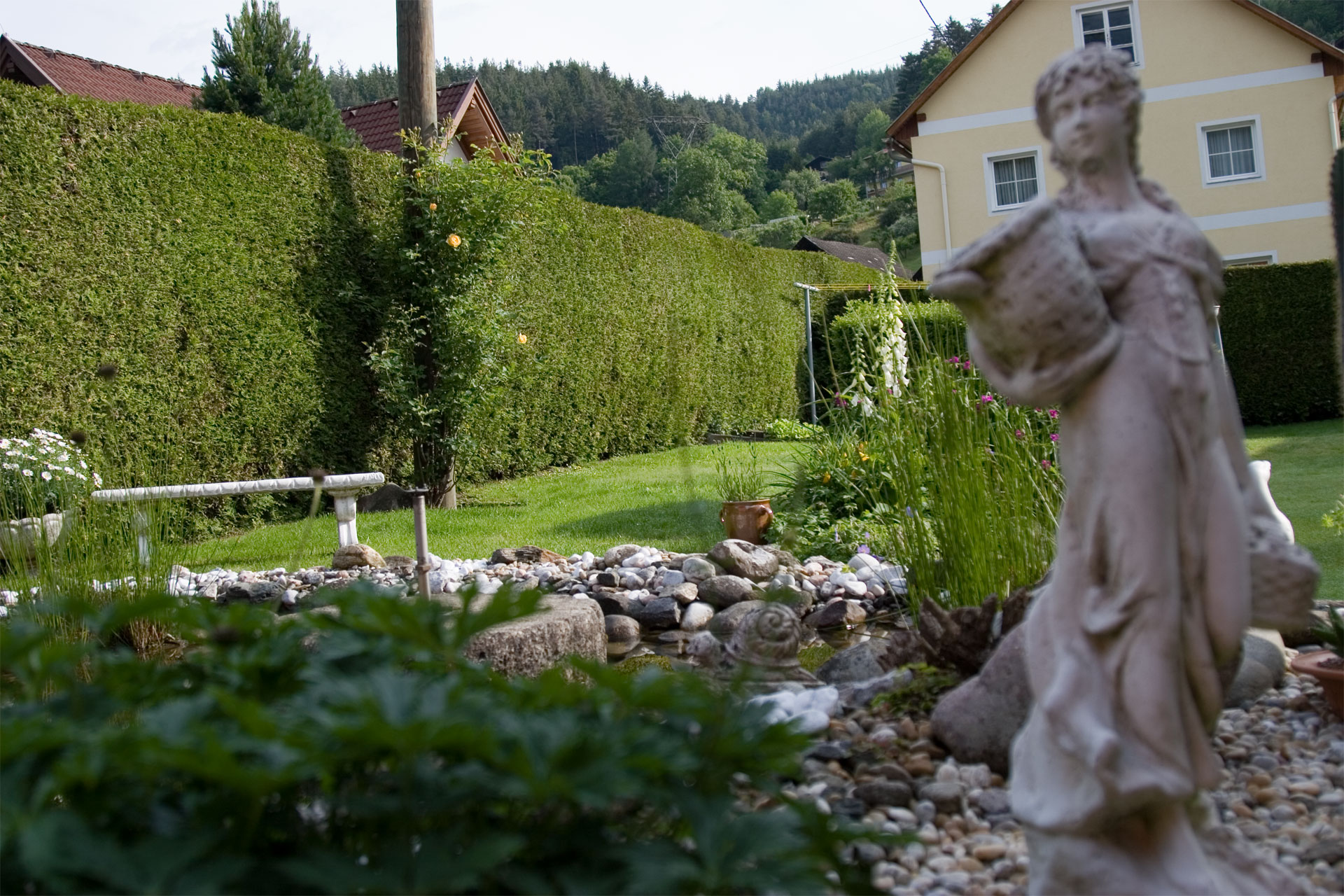 Ein kleiner Gartenteich lädt zum Verweilen ein.