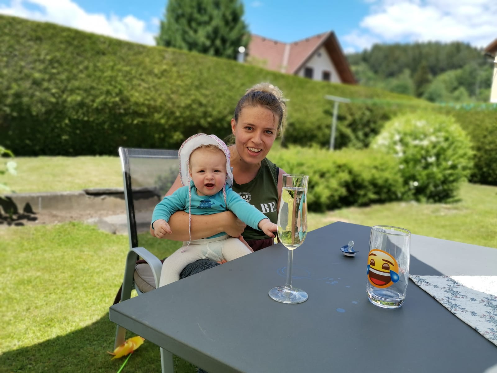 Ob vorne im Hof oder hinten im Garten, irgendwo findet sich immer ein sonniges Plätzchen.