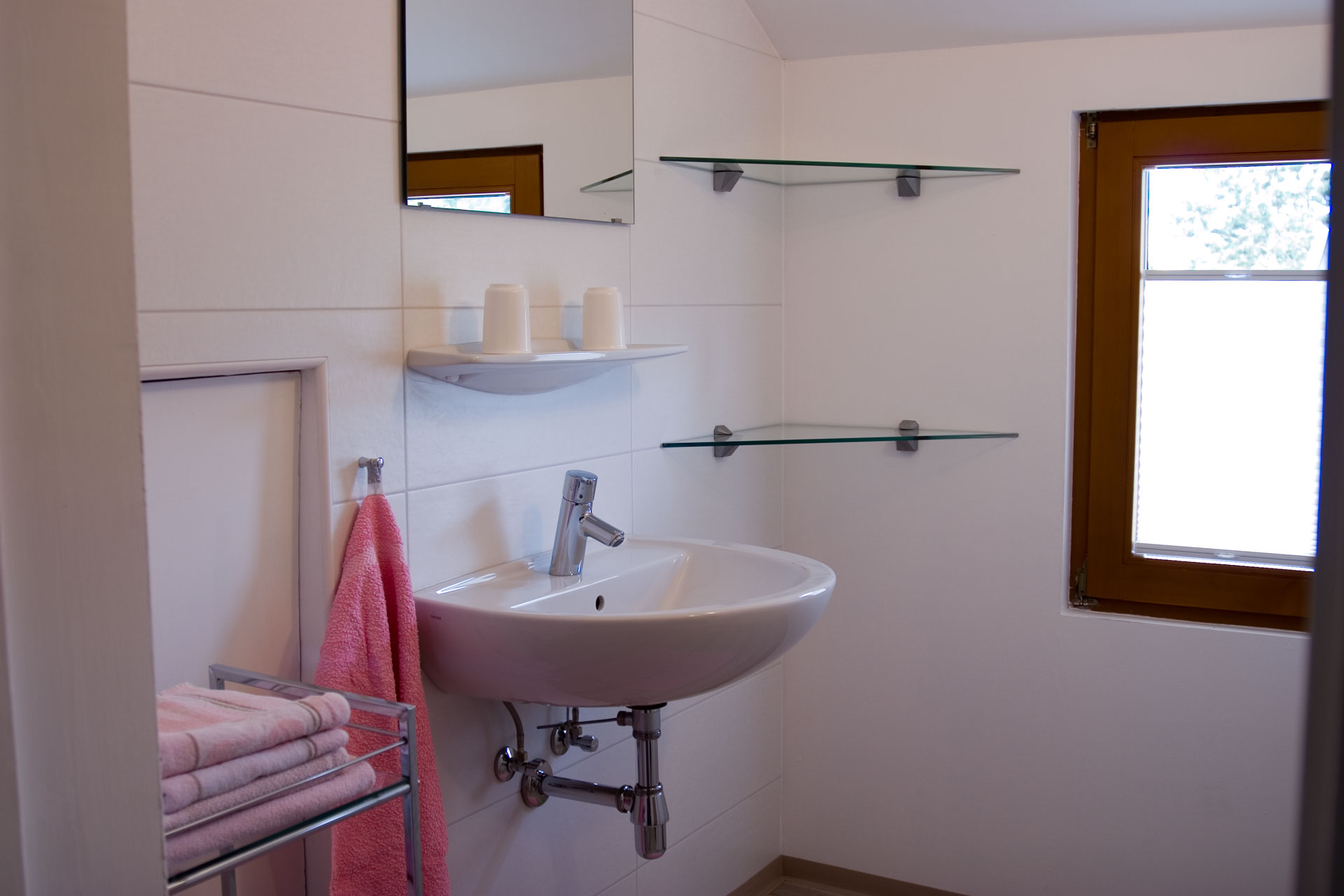 Das kleinere der beiden Zimmer hat einen separaten WC-/Duschbereich, welcher über den Flur erreichbar ist.